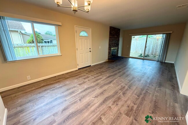 Foto del edificio - 2490 Fleetwood Dr