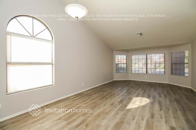 Foto del edificio - 213 N Honeysuckle Ln