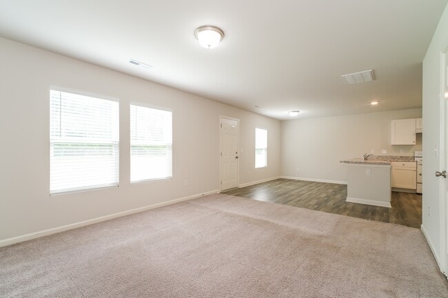 Building Photo - 125 Shamrock Dr SW