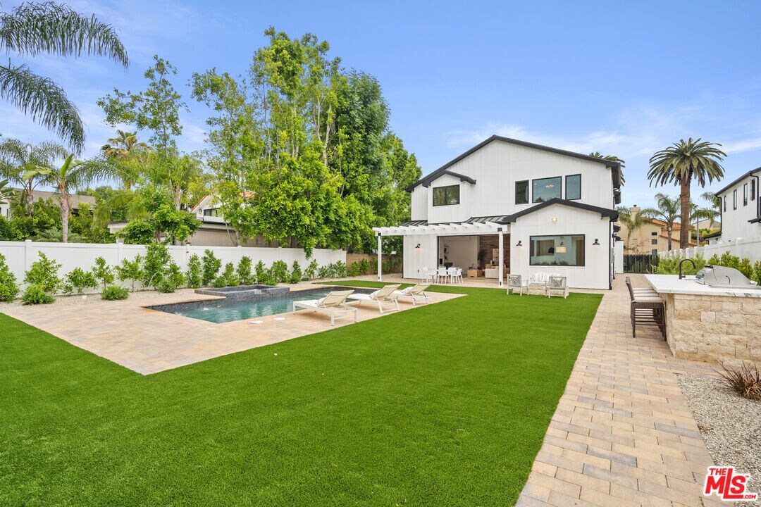Primary Photo - 4475 Mammoth Ave