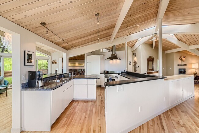 Building Photo - One of a Kind 3 BDR in west Boulder - Live...