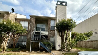 Building Photo - 3900 Woodchase Dr