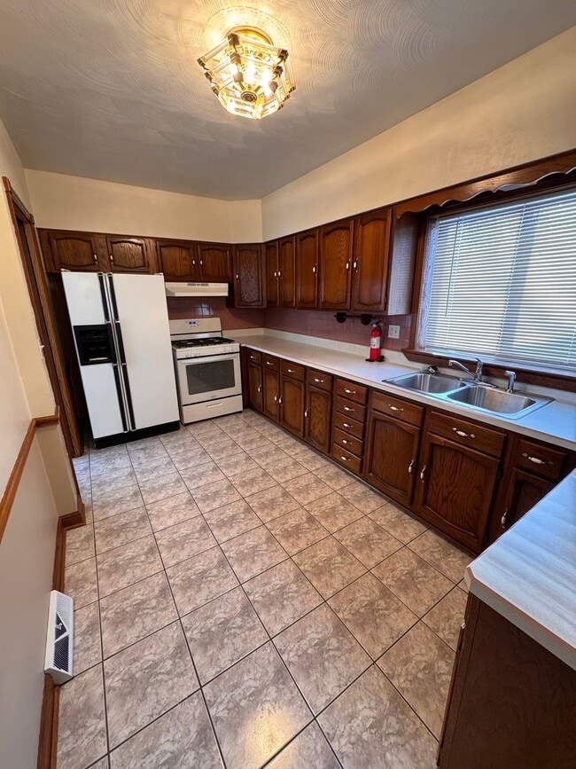 Building Photo - 27 Gordon St