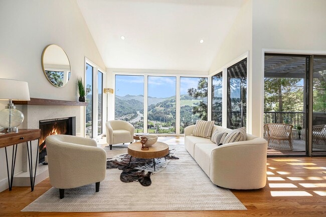 Foto del edificio - BREATHTAKING VIEWS!