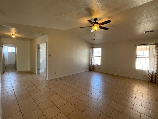 Building Photo - 6275 Roadrunner Loop NE