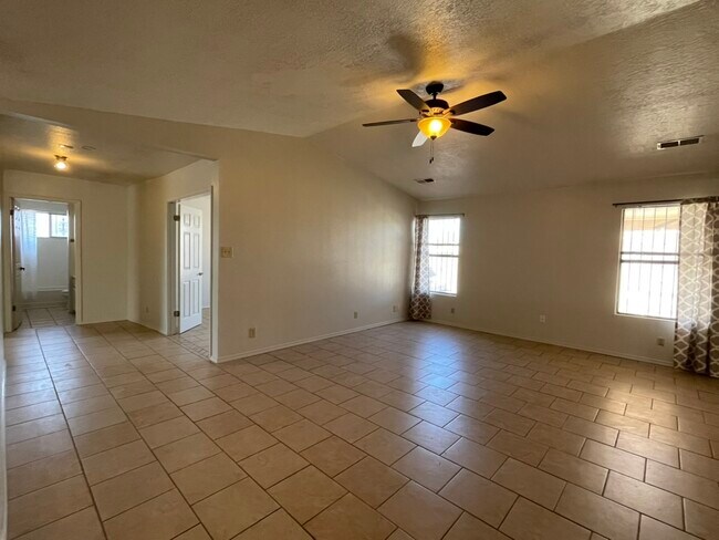 Foto del edificio - 6275 Roadrunner Loop NE