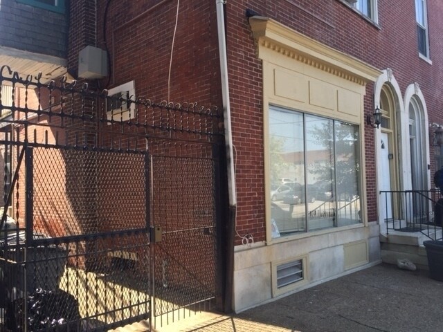 Building Photo - 818 N West St
