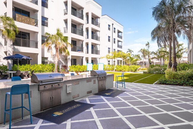 Foto del edificio - West End at City Walk