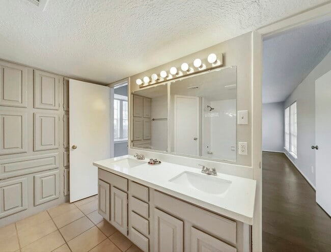 Building Photo - 10827 Sugar Hill Dr
