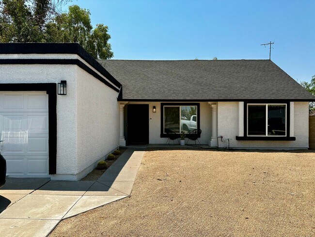Building Photo - BEAUTIFULLY UPGRADED HOME WITH A HUGE RESO...