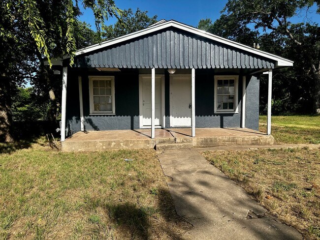 Building Photo - Secluded 3 bed/one bath home available today!