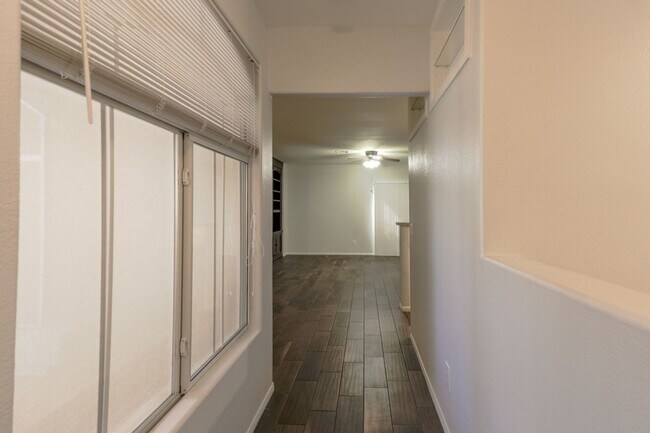 Foto del edificio - 2 Bedroom Condo In Guard Gated Summerlin C...