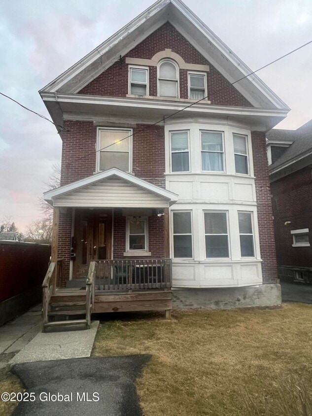 Foto principal - 126 Western Ave