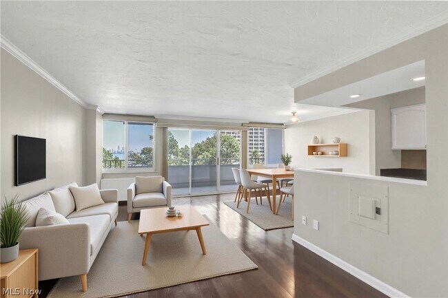 Foto del edificio - 12900 Lake Ave