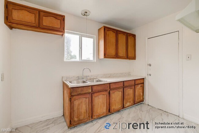 Foto del edificio - 1 br, 1 bath Triplex - 1720 West Gage Aven...
