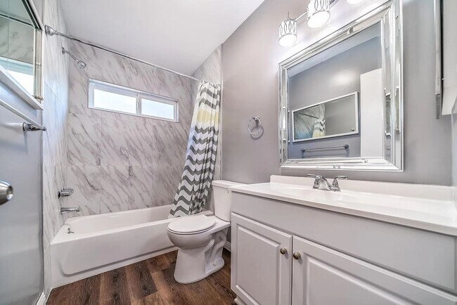 Foto del edificio - Beautiful Renovated 1 Bedroom Condo with Many Upgrades! Private Balcony! Pool on Site!