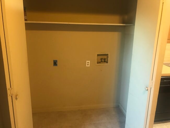 Washer and Dryer hookup - 1212 S 1st St