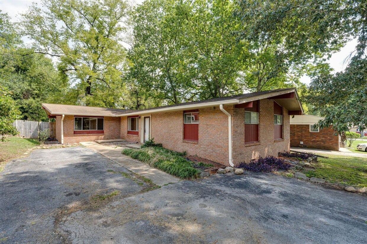 Primary Photo - Amazing 4 bedroom 3 bathroom for rent!