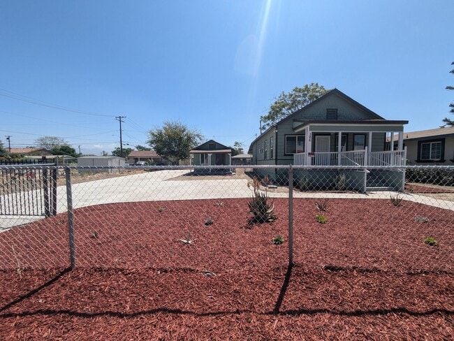 Building Photo - Cozy 1-Bed Home – Fenced Yard, Washer Hook...