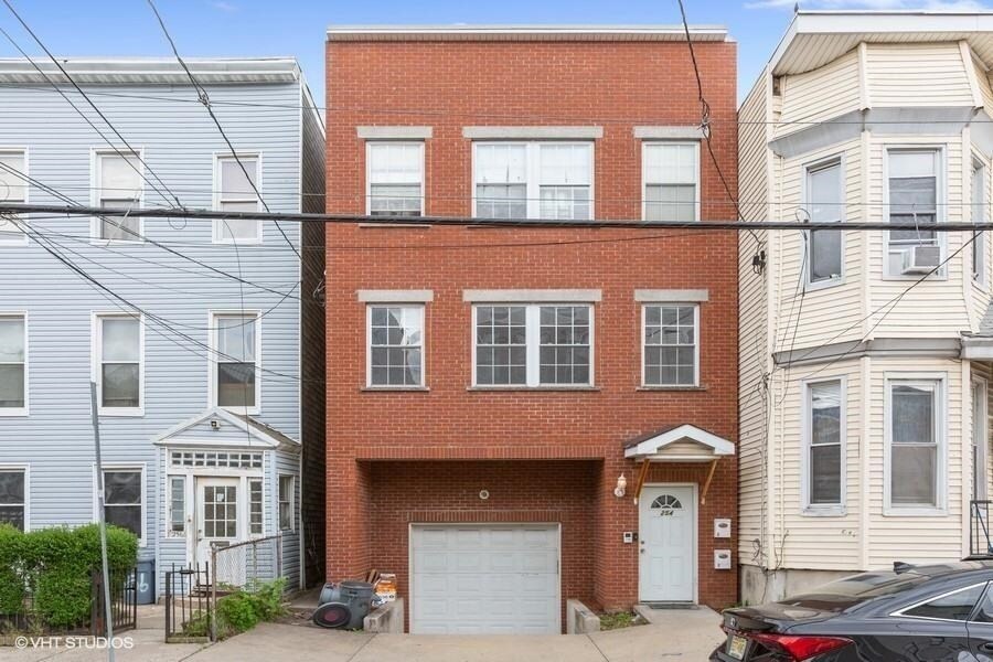 Primary Photo - 254 Halladay St