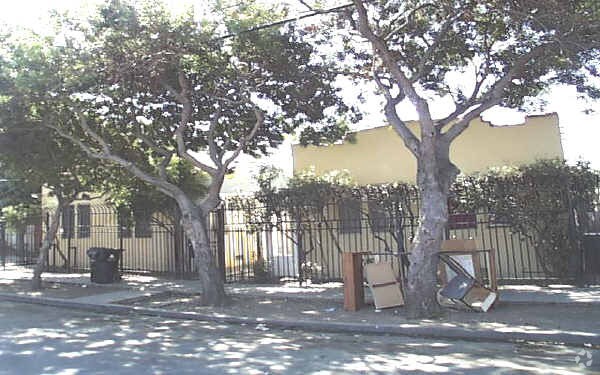 Foto del edificio - 4230-4234 7/8 Burns Ave
