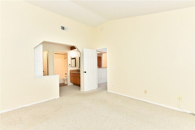 Foto del edificio - "Charming 1-Bedroom Condo in Anaheim – Ide...