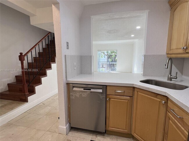 Foto del edificio - 6705 N Kendall Dr