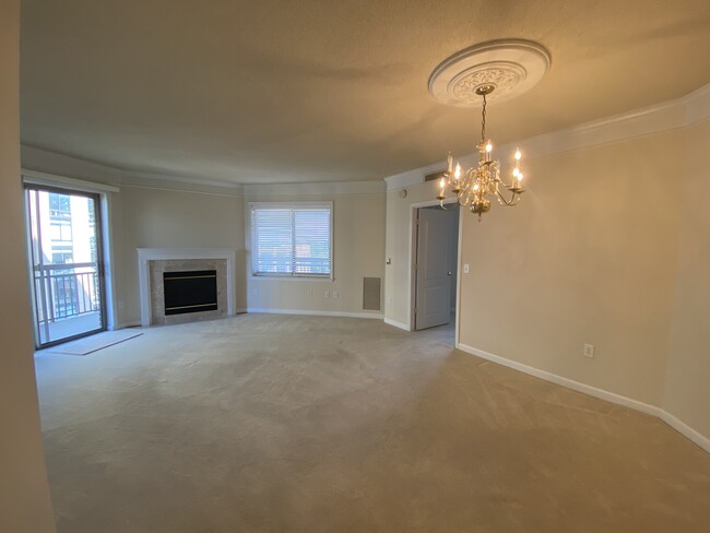 Living Room - 901 N Monroe St