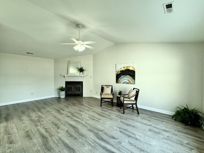 Foto del edificio - Updated & Ready 02-02-26! Adorable 3-Bedroom Ranch 4 Miles to Dam Neck Base & Oceana - HUGE Fence...