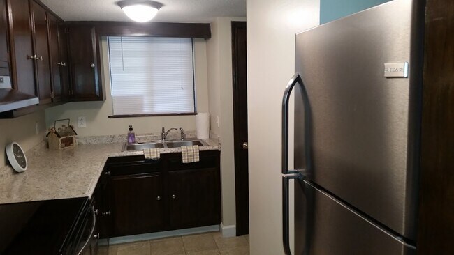 Vista a la cocina desde el comedor - 24180 Woodridge Cir