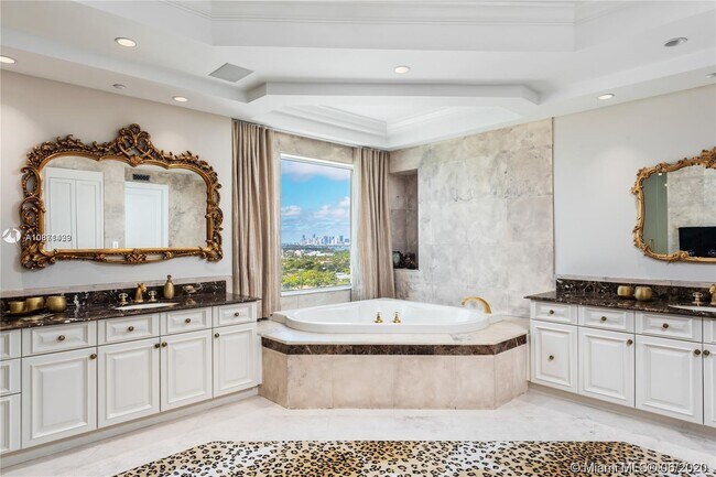 Foto del edificio - 5025 Collins Ave