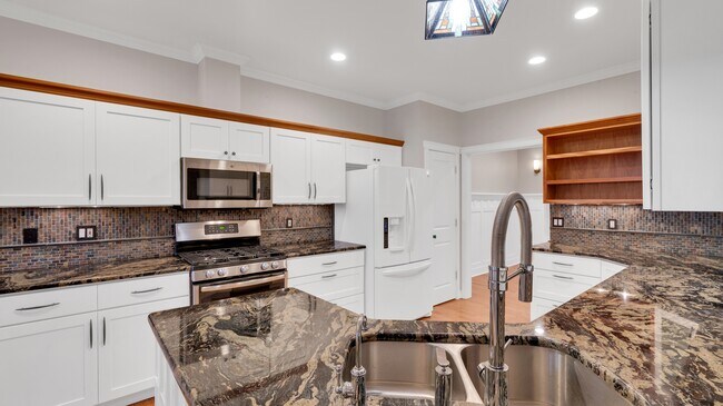 Foto del edificio - 5736 17th Ln NE