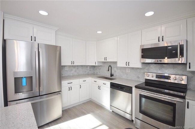 Building Photo - 44 Simsbury Manor Dr