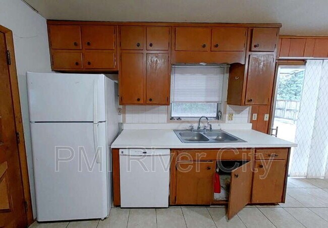 Foto del edificio - 7473 Greenway Dr