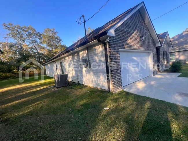 Building Photo - Home for Rent in Bay Minette, AL!! View with 48 Hours Notice!