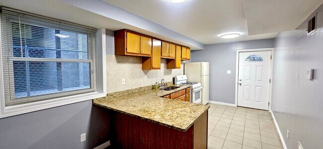 Foto del edificio - 2444 W Homer St