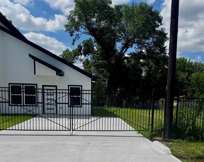 Building Photo - 5710 Delmack St