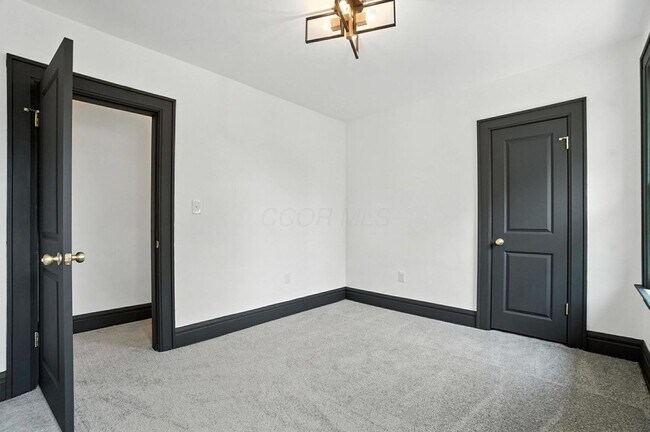 Foto del edificio - 887-889 E Livingston Ave