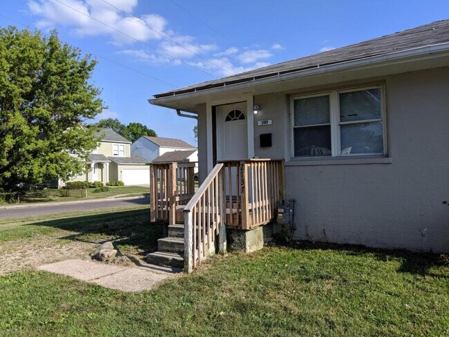 Building Photo - 2137 Myrtle Ave