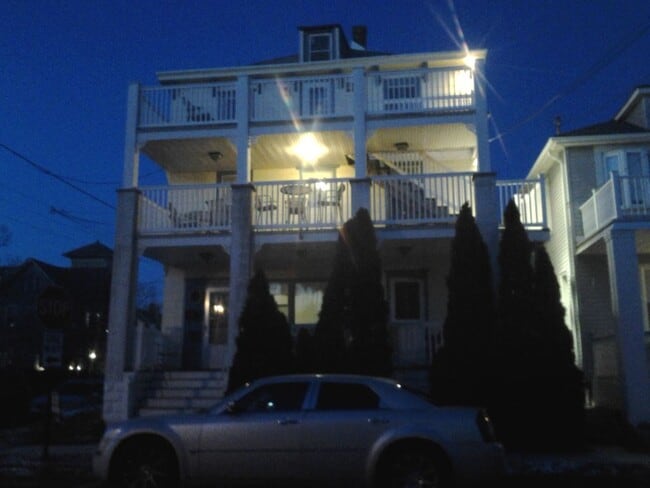 Disfrute de las tardes en la amplia terraza del segundo piso - 61 Cookman Ave