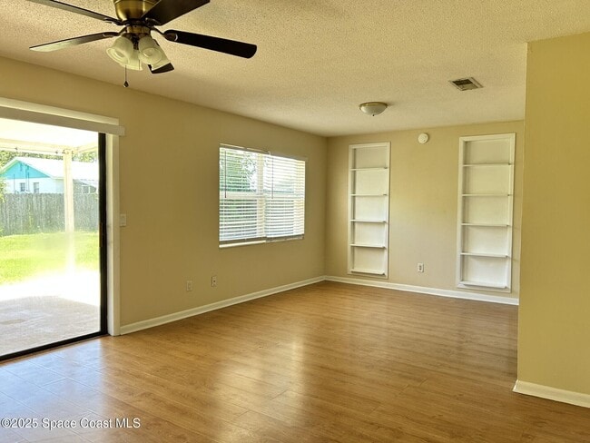 Building Photo - 925 Penny Dr