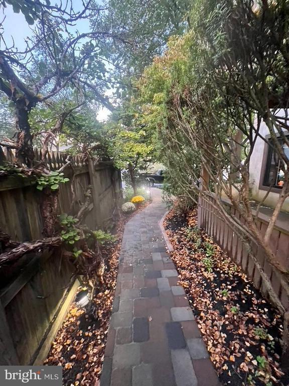 Foto del edificio - 102 Dudley Ave