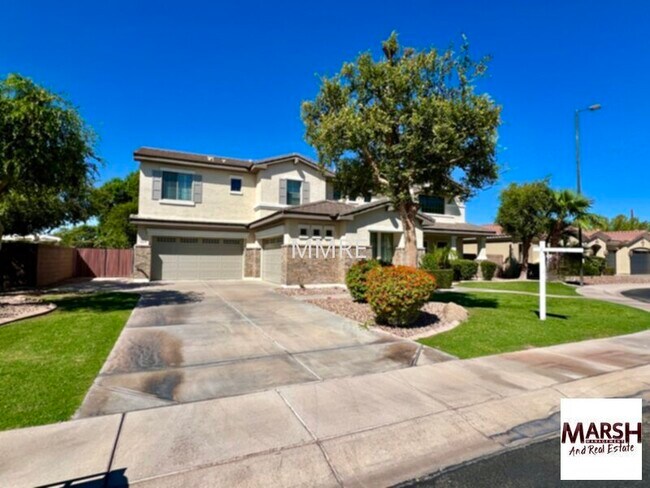 Foto del edificio - Exceptional 5 bedroom home with fenced poo...