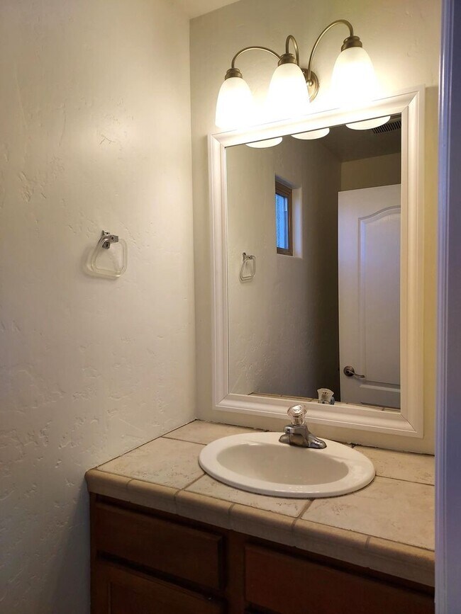 Building Photo - Newly Remodeled 3 story townhouse with att...