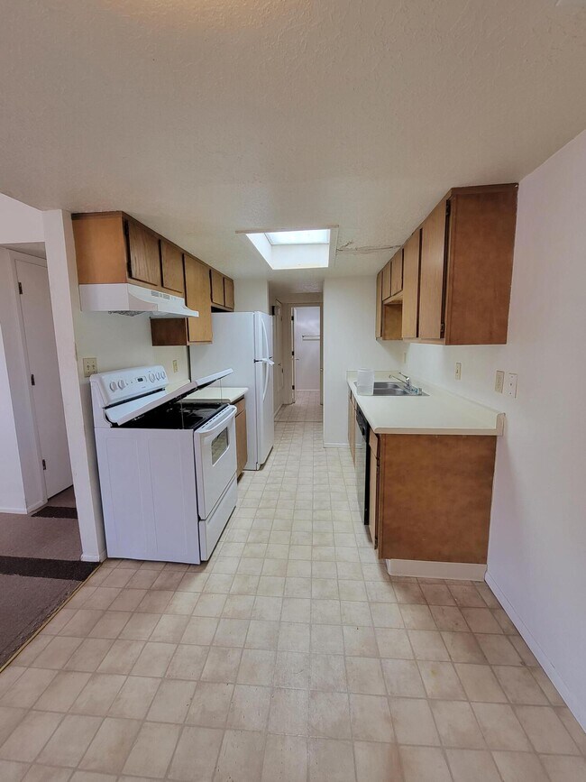 Building Photo - 2521 Chelwood Park Blvd NE
