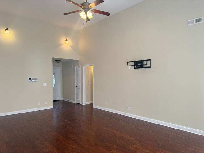 Foto del edificio - Great Location!! Beautiful Partial Brick H...