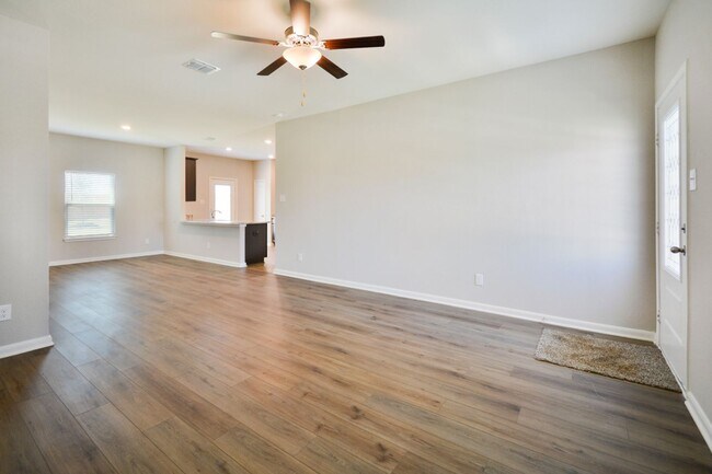 Building Photo - Like New, Open Floor Plan!!!