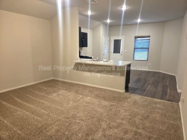 Foto del edificio - 9704 Saddle Dr