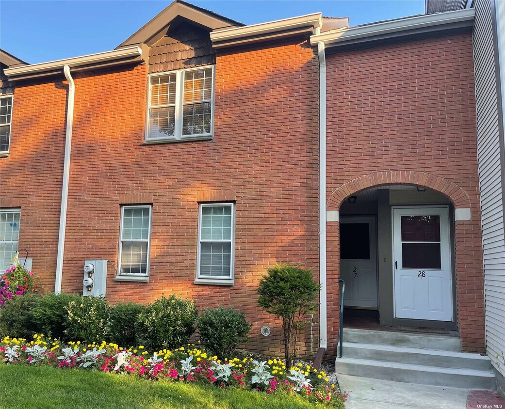 27 Greenmeadow Dr, Babylon, NY 11702 Condo for Rent in Babylon, NY