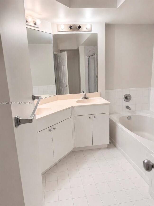 Foto del edificio - 17145 N Bay Rd